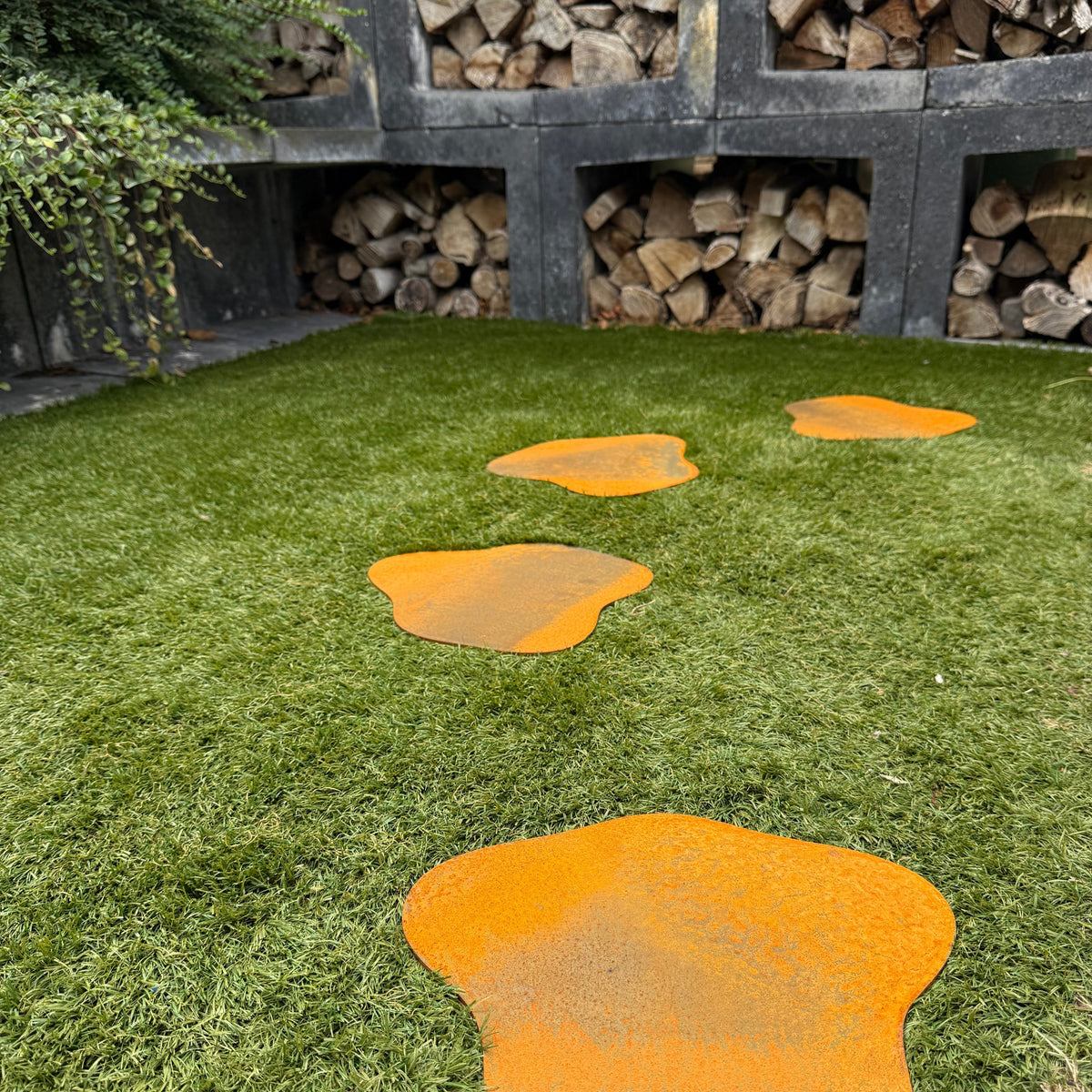 DIY pad maken met cortenstaal stapstenen voor tuinpaden
