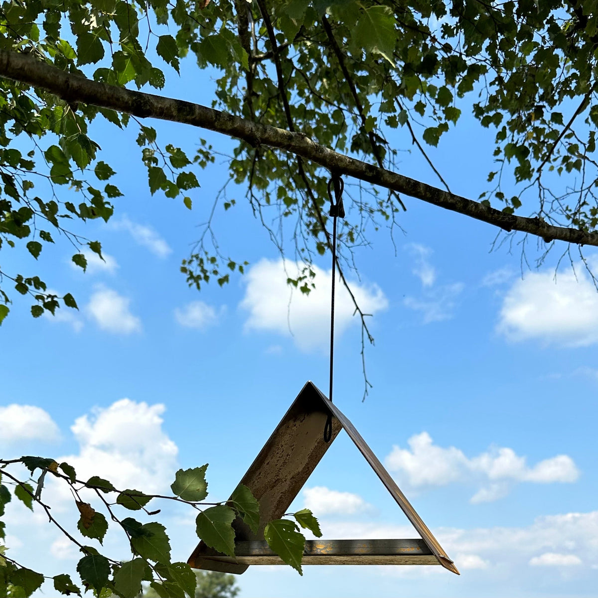 Vogelvoederhuis JUPITER – hangend cortenstalen vogelhuis met staaldraad