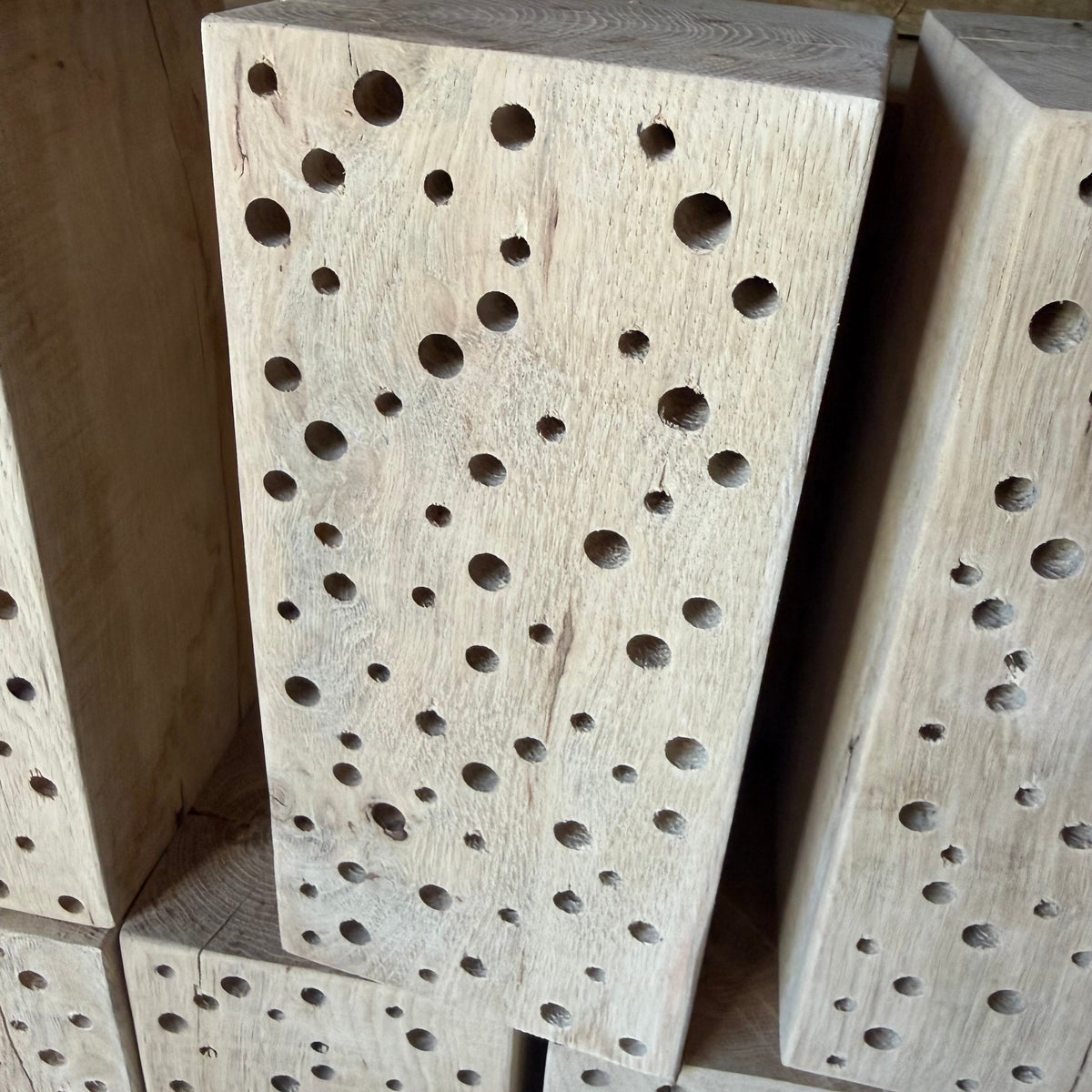 Eiken bijenhotel bewerkt in Nederland. Gaten van 6mm 8mm en 10mm.