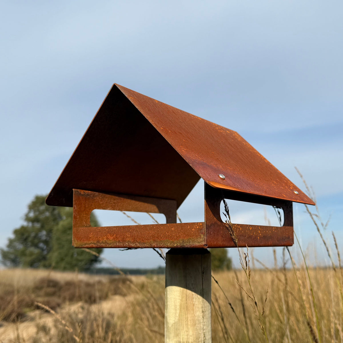 Design vogelvoederhuis ZWAAIJ van cortenstaal met zadeldak, geschikt voor montage op een losse paal (niet inbegrepen)