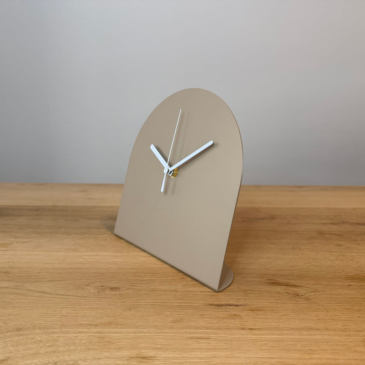 Stalen tafelklok BURGL in kleurcoating, minimalistisch Nederlands design