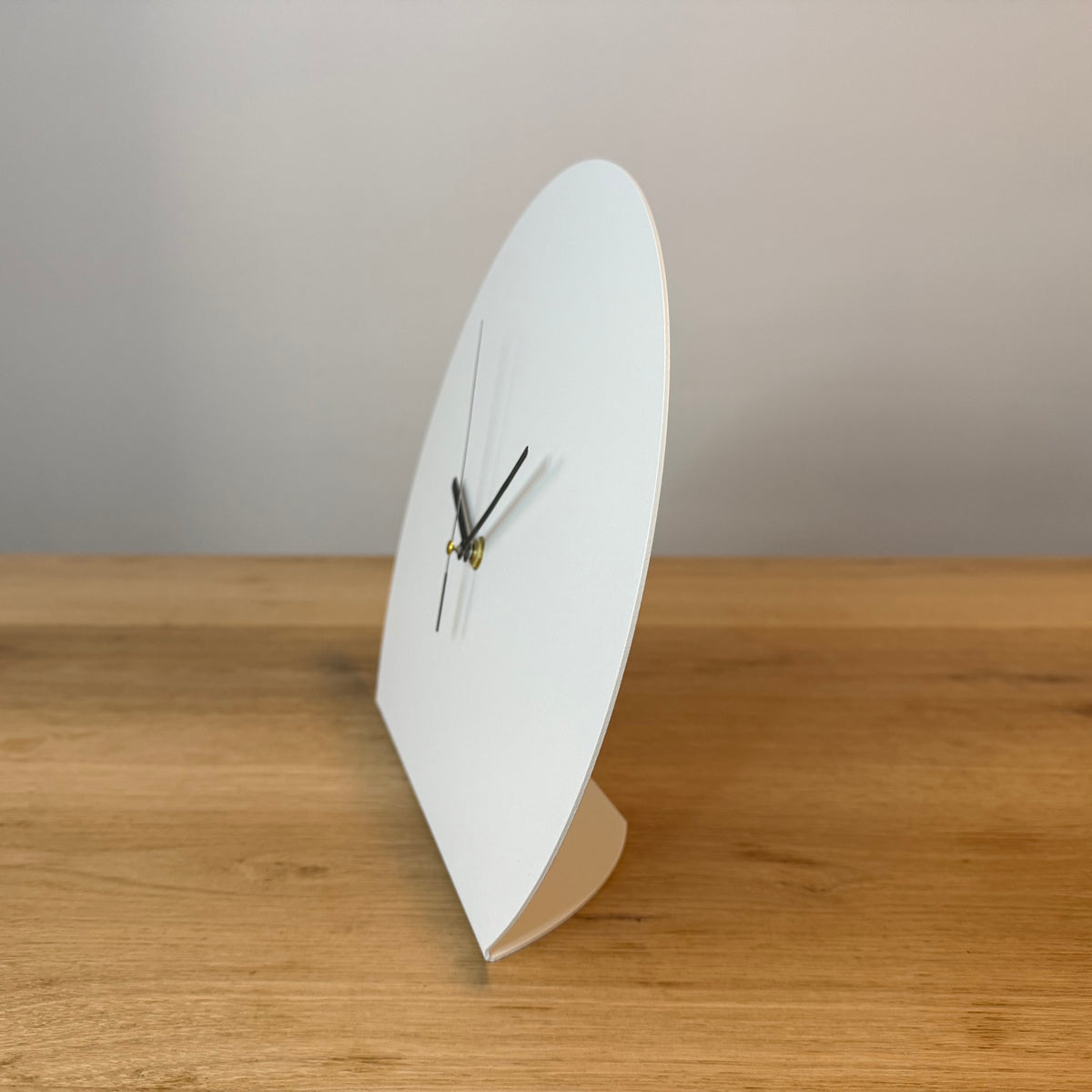 Klok DRIFT, moderne wandklok met strak en minimalistisch ontwerp.