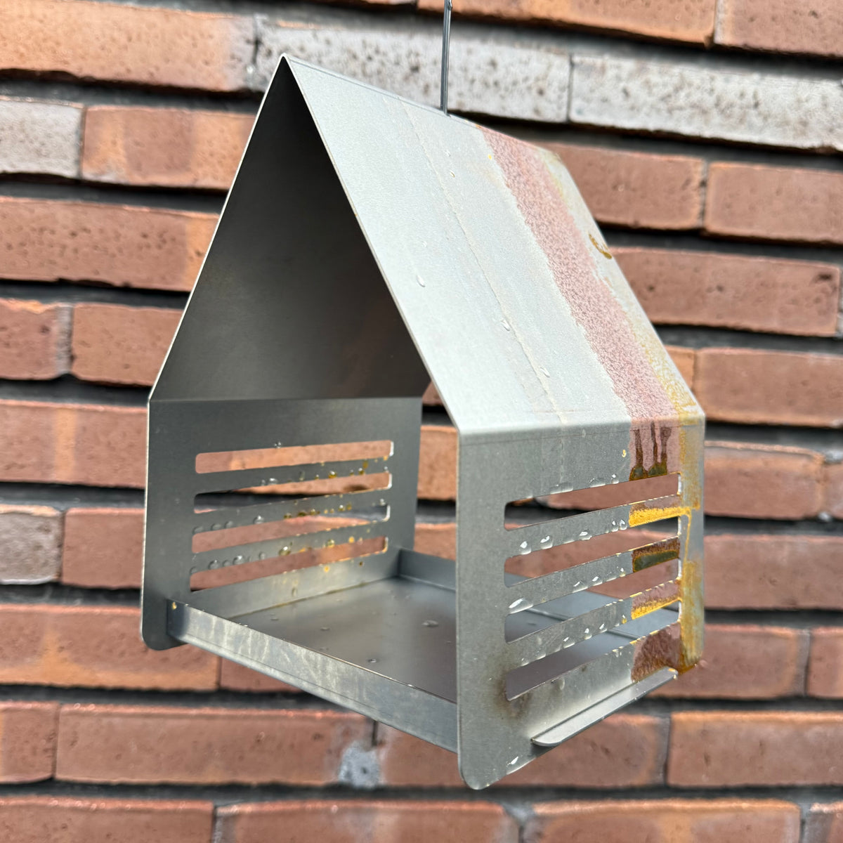 Hangend vogelvoederhuis RUST van cortenstaal met roestkleur, modern design voor tuin of balkon