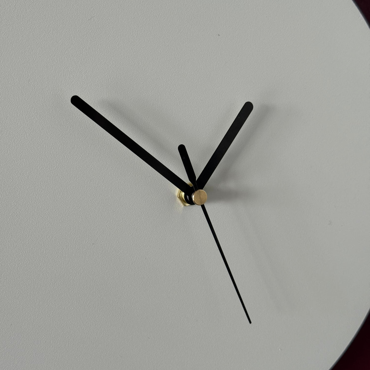 Klok ECLIPSE – ronde wandklok van zwart staal met stil uurwerk