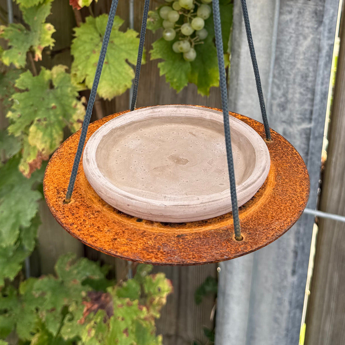 Vogelvoederschaal XENITH – hangend drinkbakje voor vogels met terracotta schaaltje