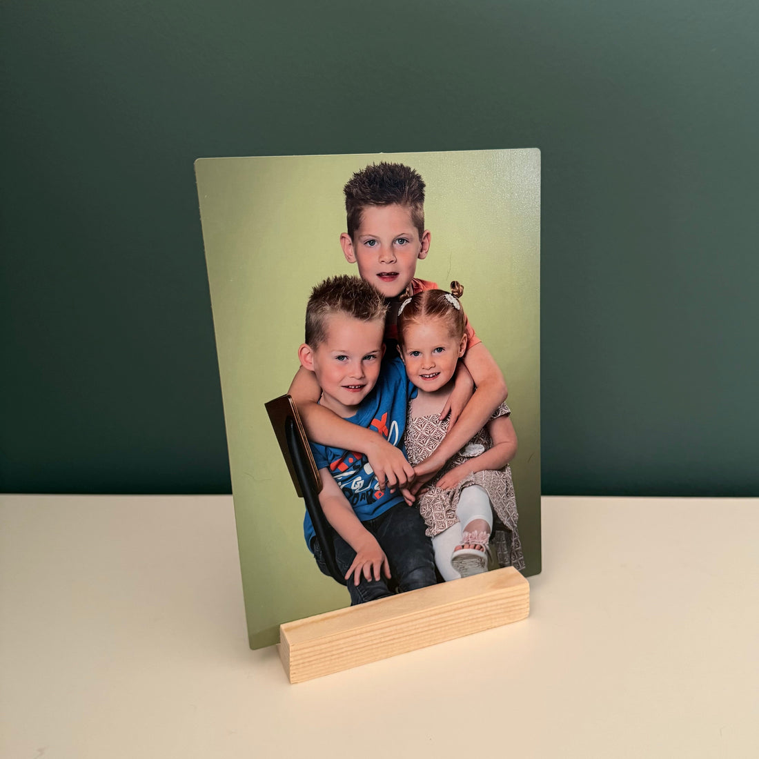 Fotoplaat LINEA ertikale fotoplaat van aluminium met print en houten houder