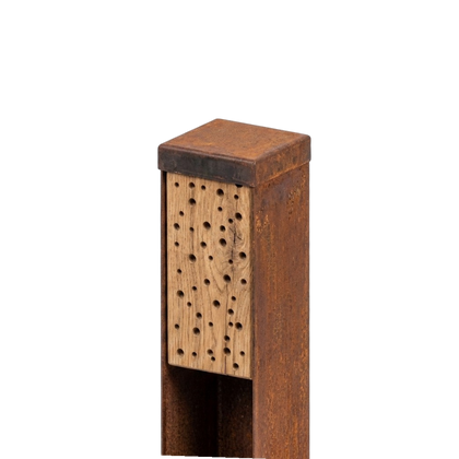 Productfoto van Bijenhotel CELL met cortenstalen paal en geïntegreerd eikenhouten bijenhotel