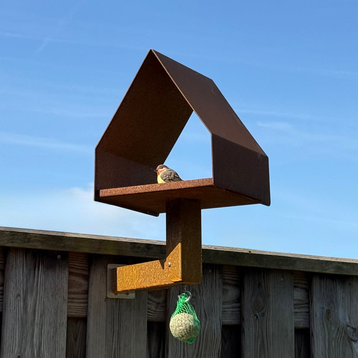 Detailfoto van de open zijkant van Vogelvoederhuis KOV waardoor vogels goed zichtbaar zijn