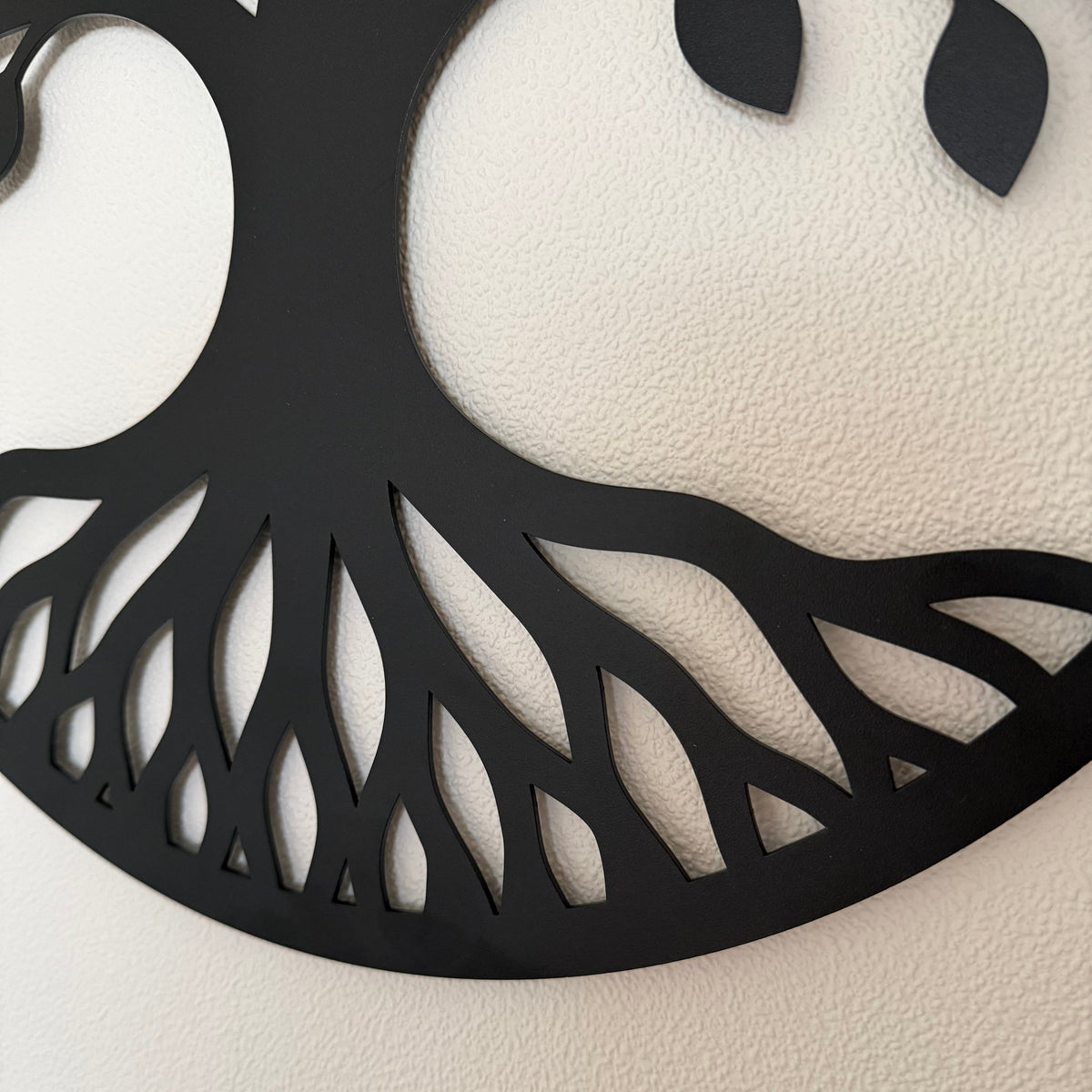 Detailfoto van het uitgesneden levensboom ontwerp van Wanddecoratie LIFE