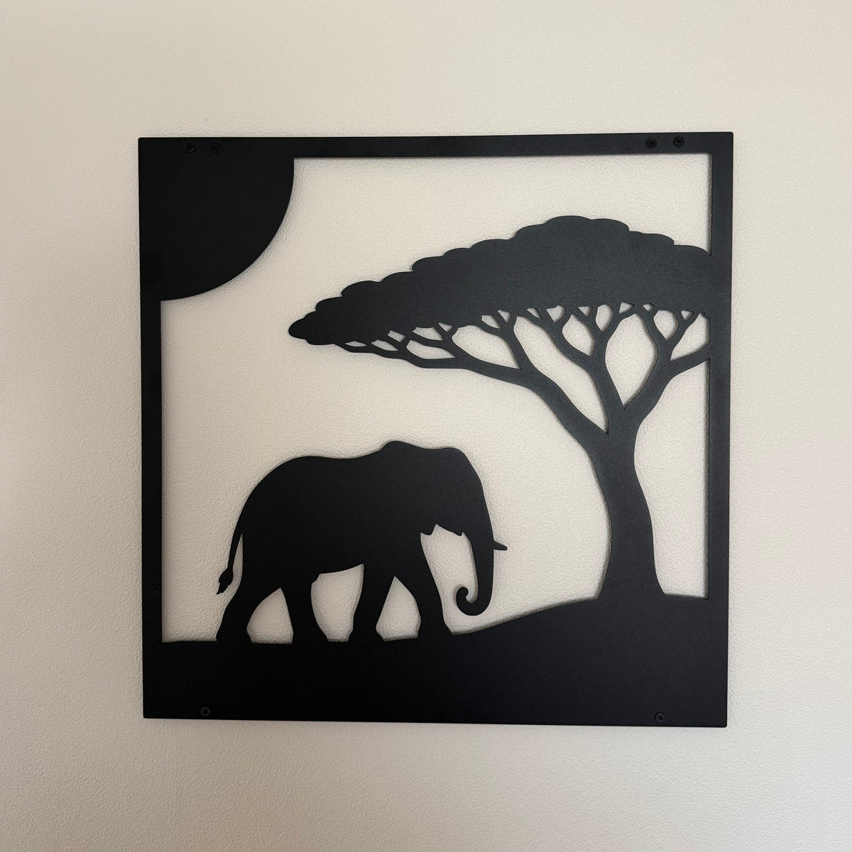 Sfeerfoto van Wanddecoratie SAFARI met olifant en acaciaboom aan de muur in een interieur