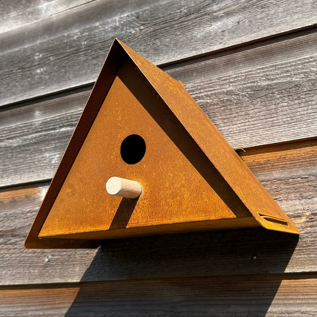 Vogelhuis UPSILON – wandvogelhuis met zitstokje en schaduwadvies