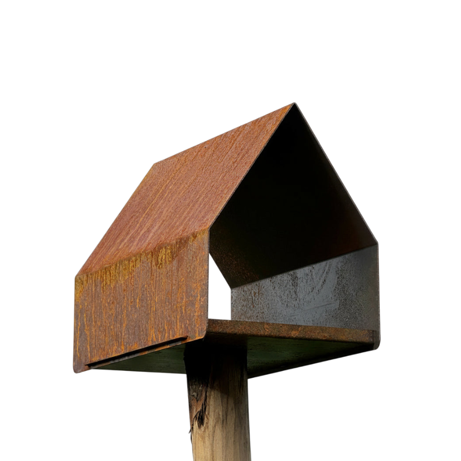 Vogelvoederhuis LUMOS van cortenstaal met zadeldak, paalmodel van Stalen Design