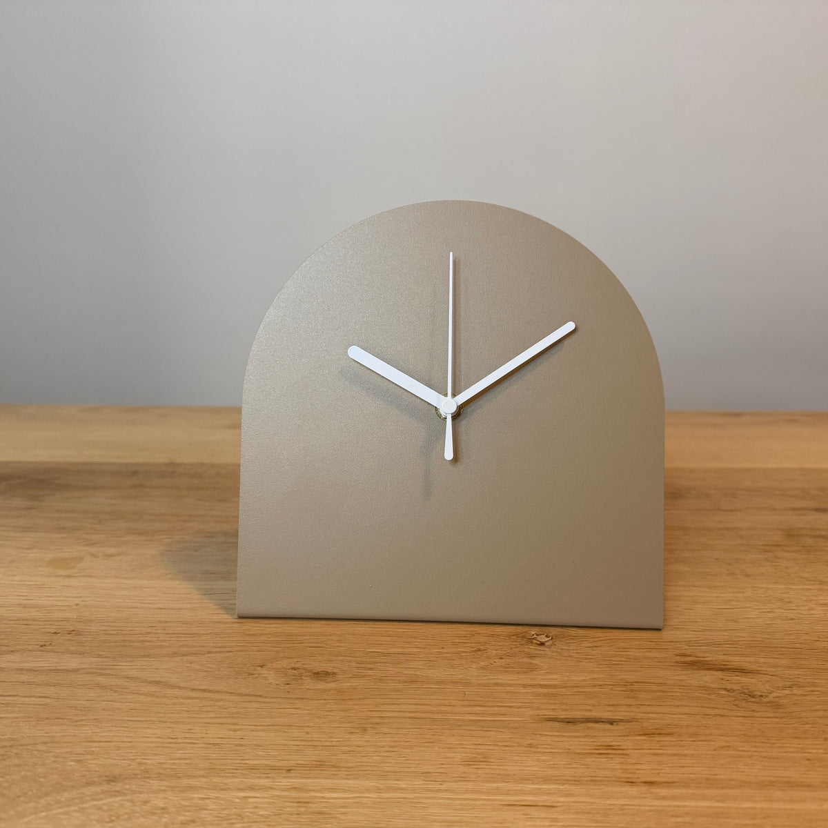 Stalen tafelklok BURGL in kleurcoating, minimalistisch Nederlands design