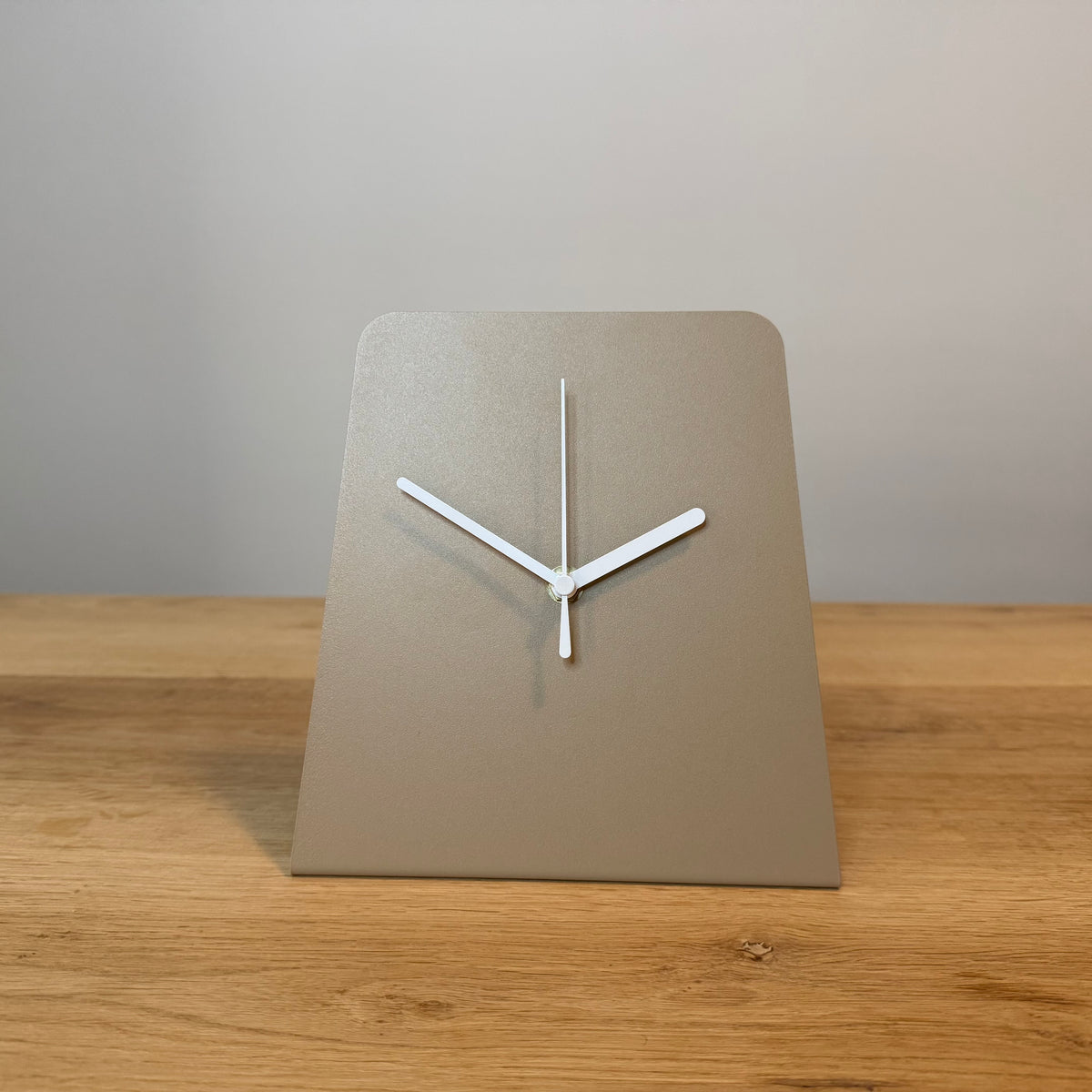 Design tafelklok TOTH van gepoedercoat staal, strak Nederlands ontwerp