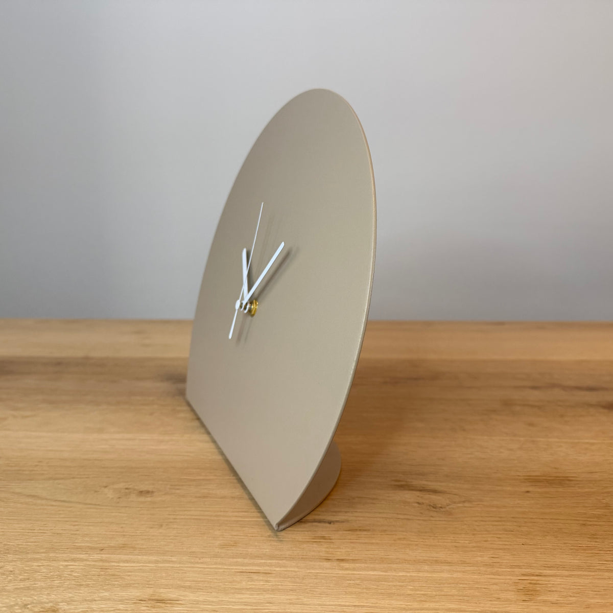 Klok DRIFT, moderne wandklok met strak en minimalistisch ontwerp.