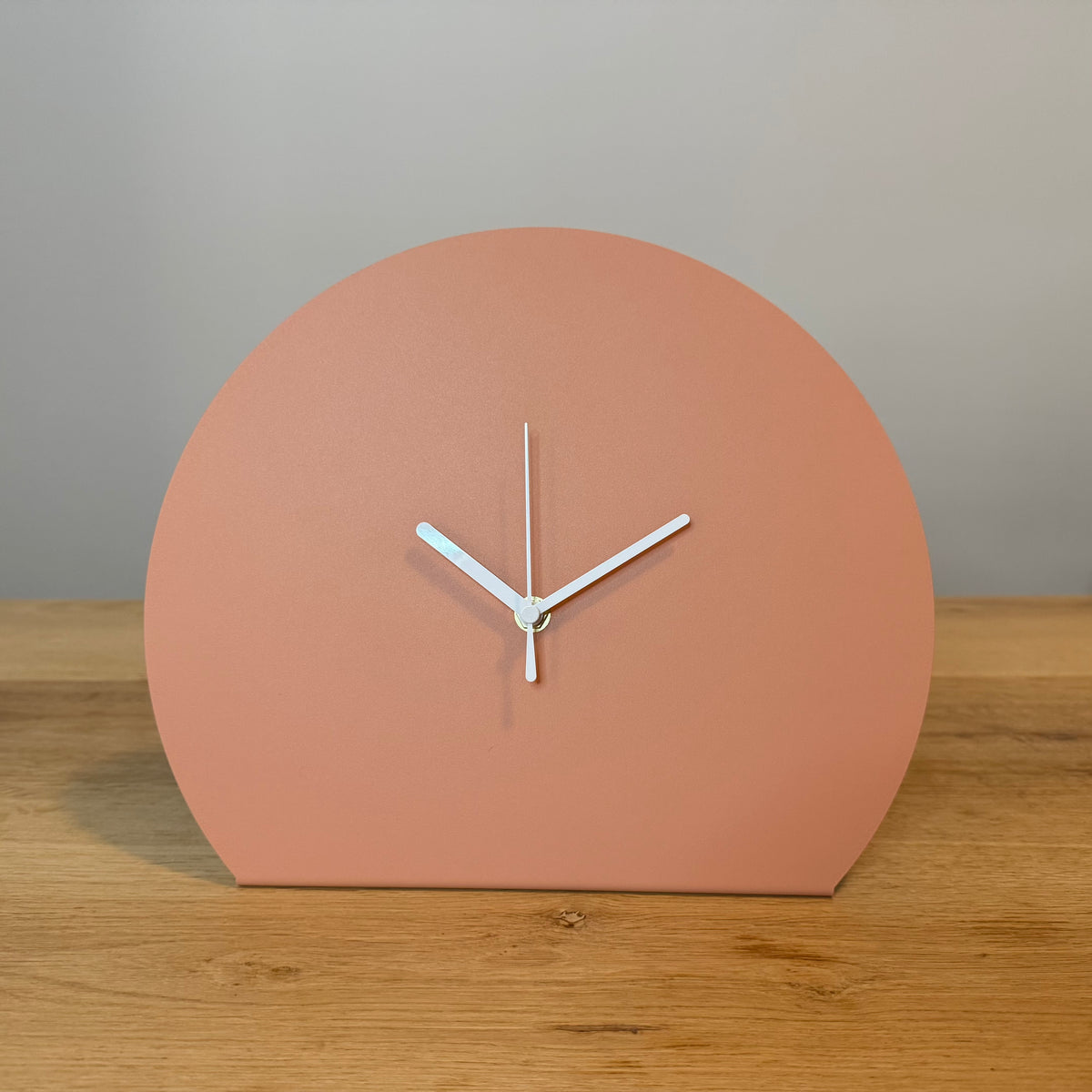 Klok DRIFT, moderne wandklok met strak en minimalistisch ontwerp.
