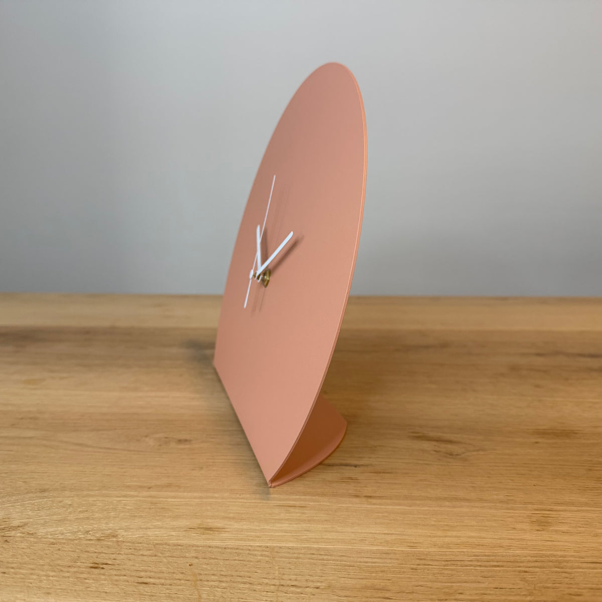 Klok DRIFT, moderne wandklok met strak en minimalistisch ontwerp.