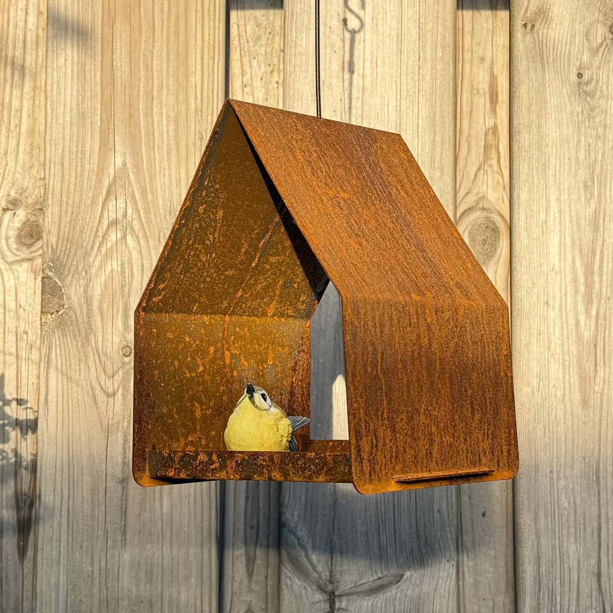 Hangend vogelvoederhuis HAVEN van cortenstaal met RVS haak, roestkleurig design voor tuin of balkon