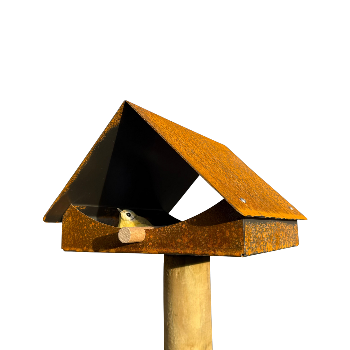 Design vogelvoederhuis KRAM van cortenstaal met zadeldak, geschikt voor montage op houten paal (niet inbegrepen).