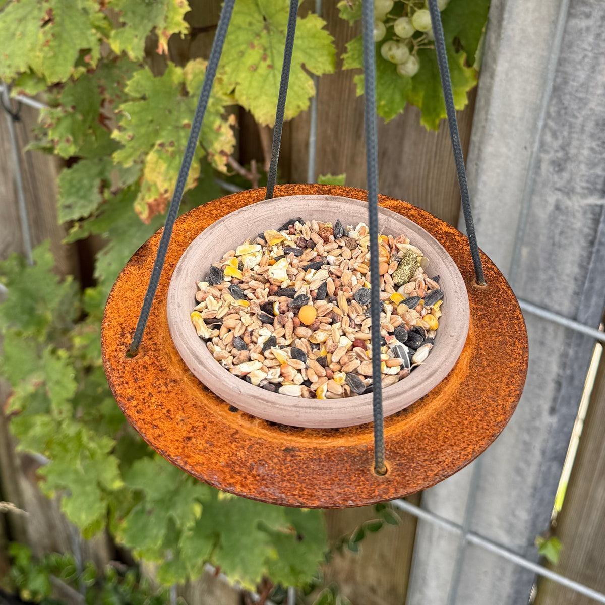 Vogelvoederschaal XENITH – hangend drinkbakje voor vogels met terracotta schaaltje
