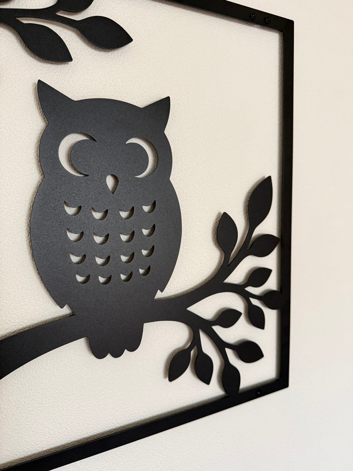 Close up van de uitgesneden uil en bladeren in Wanddecoratie OWL